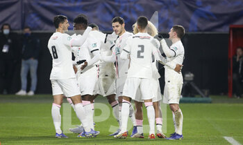 2021-12-19 - Mauro Icardi of PSG Icenter) celebrates his goal with teammates during the French Cup round of 32 football match between Entente Feignies-Aulnoye and Paris Saint Germain (PSG) on December 19, 2021 at Stade du Hainaut in Valenciennes, France - ENTENTE FEIGNIES-AULNOYE VS PARIS SAINT GERMAIN (PSG) - FRENCH CUP - SOCCER