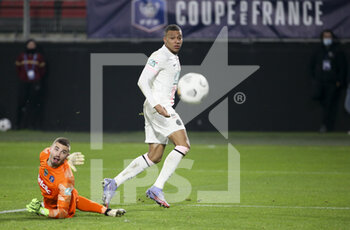 2021-12-19 - Kylian Mbappe of PSG, goalkeeper of Feignies-Aulnoye Yann Le Meur during the French Cup round of 32 football match between Entente Feignies-Aulnoye and Paris Saint Germain (PSG) on December 19, 2021 at Stade du Hainaut in Valenciennes, France - ENTENTE FEIGNIES-AULNOYE VS PARIS SAINT GERMAIN (PSG) - FRENCH CUP - SOCCER