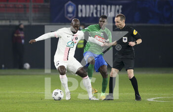 2021-12-19 - Danilo Pereira of PSG during the French Cup round of 32 football match between Entente Feignies-Aulnoye and Paris Saint Germain (PSG) on December 19, 2021 at Stade du Hainaut in Valenciennes, France - ENTENTE FEIGNIES-AULNOYE VS PARIS SAINT GERMAIN (PSG) - FRENCH CUP - SOCCER