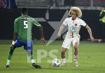 2021-12-19 - Xavi Simons of PSG during the French Cup round of 32 football match between Entente Feignies-Aulnoye and Paris Saint Germain (PSG) on December 19, 2021 at Stade du Hainaut in Valenciennes, France - ENTENTE FEIGNIES-AULNOYE VS PARIS SAINT GERMAIN (PSG) - FRENCH CUP - SOCCER
