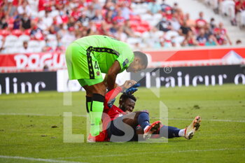 2021-08-14 - Goalkeeper Nice Walter BENITEZ and Jonathan BAMBA 7 LOSC during the French championship Ligue 1 football match between LOSC Lille and OGC Nice on August 14, 2021 at Pierre Mauroy stadium in Villeneuve-d'Ascq near Lille, France - Photo Laurent Sanson / LS Medianord / DPPI - LOSC LILLE VS OGC NICE - FRENCH LIGUE 1 - SOCCER