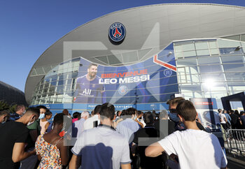 2021-08-14 - Illustration of the giant poster of Lionel Messi in front of the Parc des Princes during the French championship Ligue 1 football match between Paris Saint-Germain and RC Strasbourg on August 14, 2021 at Parc des Princes stadium in Paris, France - Photo Jean Catuffe / DPPI - PARIS SAINT-GERMAIN VS RC STRASBOURG - FRENCH LIGUE 1 - SOCCER