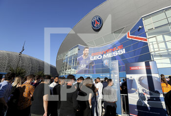 2021-08-14 - Illustration of the giant poster of Lionel Messi in front of the Parc des Princes during the French championship Ligue 1 football match between Paris Saint-Germain and RC Strasbourg on August 14, 2021 at Parc des Princes stadium in Paris, France - Photo Jean Catuffe / DPPI - PARIS SAINT-GERMAIN VS RC STRASBOURG - FRENCH LIGUE 1 - SOCCER