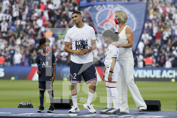 2021-08-14 - Achraf Hakimi of PSG during the new recruits' presentation ahead of the French championship Ligue 1 football match between Paris Saint-Germain and RC Strasbourg on August 14, 2021 at Parc des Princes stadium in Paris, France - Photo Jean Catuffe / DPPI - PARIS SAINT-GERMAIN VS RC STRASBOURG - FRENCH LIGUE 1 - SOCCER