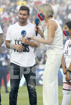 2021-08-14 - Lionel Messi, presenter Anne-Laure Bonnet during the new recruits of PSG presentation ahead of the French championship Ligue 1 football match between Paris Saint-Germain and RC Strasbourg on August 14, 2021 at Parc des Princes stadium in Paris, France - Photo Jean Catuffe / DPPI - PARIS SAINT-GERMAIN VS RC STRASBOURG - FRENCH LIGUE 1 - SOCCER