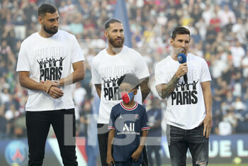 2021-08-14 - Goalkeeper of PSG Gianluigi Donnarumma, Sergio Ramos, Lionel Messi during the new recruits of PSG presentation ahead of the French championship Ligue 1 football match between Paris Saint-Germain and RC Strasbourg on August 14, 2021 at Parc des Princes stadium in Paris, France - Photo Jean Catuffe / DPPI - PARIS SAINT-GERMAIN VS RC STRASBOURG - FRENCH LIGUE 1 - SOCCER