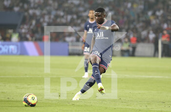 2021-08-14 - Eric Junior Dina-Ebimbe of PSG during the French championship Ligue 1 football match between Paris Saint-Germain and RC Strasbourg on August 14, 2021 at Parc des Princes stadium in Paris, France - Photo Jean Catuffe / DPPI - PARIS SAINT-GERMAIN VS RC STRASBOURG - FRENCH LIGUE 1 - SOCCER