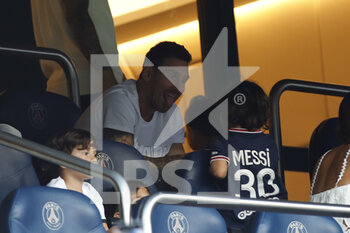2021-08-14 - Paris Saint-Germain's Argentinian forward Lionel Messi (R) watches the French L1 football match between Paris Saint-Germain and Racing Club Strasbourg with his wife Antonella Roccuzzo (first row C) and their son Thiago (L) during the French championship Ligue 1 football match between Paris Saint-Germain and RC Strasbourg on August 14, 2021 at Parc des Princes stadium in Paris, France - Photo Mehdi Taamallah / DPPI - PARIS SAINT-GERMAIN VS RC STRASBOURG - FRENCH LIGUE 1 - SOCCER