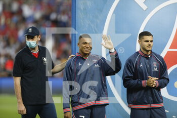 2021-08-14 - Paris Saint-Germain's French forward Kylian Mbappe and Mauro Icardi during the French championship Ligue 1 football match between Paris Saint-Germain and RC Strasbourg on August 14, 2021 at Parc des Princes stadium in Paris, France - Photo Mehdi Taamallah / DPPI - PARIS SAINT-GERMAIN VS RC STRASBOURG - FRENCH LIGUE 1 - SOCCER