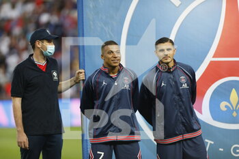 2021-08-14 - Kyllian Mbappe and Mauro Icardi during the French championship Ligue 1 football match between Paris Saint-Germain and RC Strasbourg on August 14, 2021 at Parc des Princes stadium in Paris, France - Photo Mehdi Taamallah / DPPI - PARIS SAINT-GERMAIN VS RC STRASBOURG - FRENCH LIGUE 1 - SOCCER