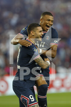 2021-08-14 - Paris Saint-Germain's French forward Kylian Mbappe and Mauro Icardi during the French championship Ligue 1 football match between Paris Saint-Germain and RC Strasbourg on August 14, 2021 at Parc des Princes stadium in Paris, France - Photo Mehdi Taamallah / DPPI - PARIS SAINT-GERMAIN VS RC STRASBOURG - FRENCH LIGUE 1 - SOCCER