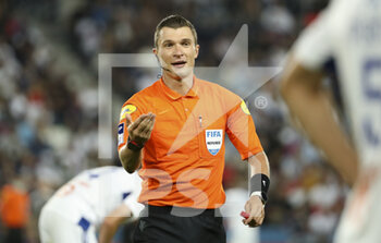2021-08-14 - Referee Willy Delajod during the French championship Ligue 1 football match between Paris Saint-Germain and RC Strasbourg on August 14, 2021 at Parc des Princes stadium in Paris, France - Photo Jean Catuffe / DPPI - PARIS SAINT-GERMAIN VS RC STRASBOURG - FRENCH LIGUE 1 - SOCCER
