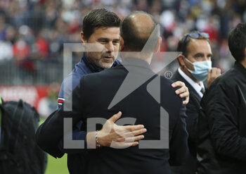 2021-08-20 - Coach of PSG Mauricio Pochettino salutes coach of Stade Brestois 29 Michel Der Zakarian before the French championship Ligue 1 football match between Stade Brestois 29 and Paris Saint-Germain (PSG) on August 20, 2021 at Stade Francis Le Ble in Brest, France - Photo Jean Catuffe / DPPI - STADE BRESTOIS 29 VS PARIS SAINT-GERMAIN (PSG) - FRENCH LIGUE 1 - SOCCER