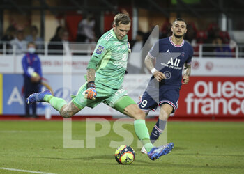 2021-08-20 - Goalkeeper of Brest Marco Bizot during the French championship Ligue 1 football match between Stade Brestois 29 and Paris Saint-Germain (PSG) on August 20, 2021 at Stade Francis Le Ble in Brest, France - Photo Jean Catuffe / DPPI - STADE BRESTOIS 29 VS PARIS SAINT-GERMAIN (PSG) - FRENCH LIGUE 1 - SOCCER
