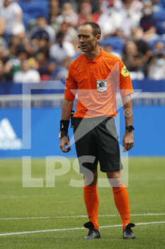 2021-08-22 - Referee Thomas LEONARD during the French championship Ligue 1 football match between Olympique Lyonnais and Clermont Foot 63 on August 22, 2021 at Groupama stadium in Decines-Charpieu near Lyon, France - Photo Romain Biard / Isports / DPPI - OLYMPIQUE LYONNAIS VS CLERMONT FOOT 63 - FRENCH LIGUE 1 - SOCCER