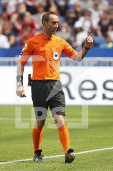 2021-08-22 - Referee Thomas LEONARD during the French championship Ligue 1 football match between Olympique Lyonnais and Clermont Foot 63 on August 22, 2021 at Groupama stadium in Decines-Charpieu near Lyon, France - Photo Romain Biard / Isports / DPPI - OLYMPIQUE LYONNAIS VS CLERMONT FOOT 63 - FRENCH LIGUE 1 - SOCCER