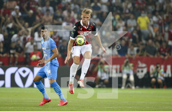 2021-08-22 - Kasper Dolberg of Nice, Alvaro Gonzalez of Marseille (left) during the French championship Ligue 1 football match between OGC Nice (OGCN) and Olympique de Marseille (OM) on August 22, 2021 at Allianz Riviera stadium in Nice, France - Photo Jean Catuffe / DPPI - OGC NICE (OGCN) VS OLYMPIQUE DE MARSEILLE (OM) - FRENCH LIGUE 1 - SOCCER