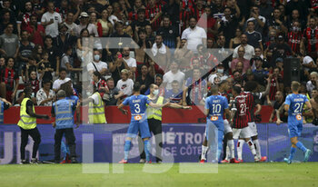 2021-08-22 - Incidents between players of Marseille - among them Alvaro Gonzalez, Dimitri Payet - and supporters of OGC Nice who enter the pitch during the French championship Ligue 1 football match between OGC Nice (OGCN) and Olympique de Marseille (OM) on August 22, 2021 at Allianz Riviera stadium in Nice, France - Photo Jean Catuffe / DPPI - OGC NICE (OGCN) VS OLYMPIQUE DE MARSEILLE (OM) - FRENCH LIGUE 1 - SOCCER