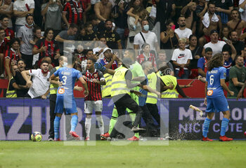 2021-08-22 - Incidents between players of Marseille - among them Alvaro Gonzalez of OM - and supporters of OGC Nice who enter the pitch during the French championship Ligue 1 football match between OGC Nice (OGCN) and Olympique de Marseille (OM) on August 22, 2021 at Allianz Riviera stadium in Nice, France - Photo Jean Catuffe / DPPI - OGC NICE (OGCN) VS OLYMPIQUE DE MARSEILLE (OM) - FRENCH LIGUE 1 - SOCCER
