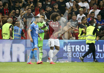 2021-08-22 - Incidents between players of Marseille - among them Alvaro Gonzalez of OM calmed by Walter Benitez and Dante of NIce - and supporters of OGC Nice who entered the pitch during the French championship Ligue 1 football match between OGC Nice (OGCN) and Olympique de Marseille (OM) on August 22, 2021 at Allianz Riviera stadium in Nice, France - Photo Jean Catuffe / DPPI - OGC NICE (OGCN) VS OLYMPIQUE DE MARSEILLE (OM) - FRENCH LIGUE 1 - SOCCER