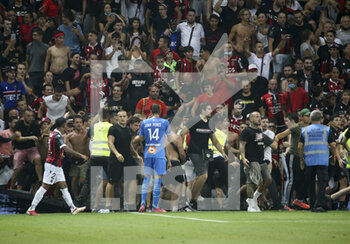 2021-08-22 - Incidents between players of Marseille - among them Juan Peres - and supporters of OGC Nice who enter the pitch during the French championship Ligue 1 football match between OGC Nice (OGCN) and Olympique de Marseille (OM) on August 22, 2021 at Allianz Riviera stadium in Nice, France - Photo Jean Catuffe / DPPI - OGC NICE (OGCN) VS OLYMPIQUE DE MARSEILLE (OM) - FRENCH LIGUE 1 - SOCCER