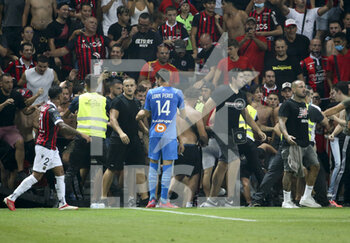 2021-08-22 - Incidents between players of Marseille - among them Luan Peres of OM - and supporters of OGC Nice who entered the pitch during the French championship Ligue 1 football match between OGC Nice (OGCN) and Olympique de Marseille (OM) on August 22, 2021 at Allianz Riviera stadium in Nice, France - Photo Jean Catuffe / DPPI - OGC NICE (OGCN) VS OLYMPIQUE DE MARSEILLE (OM) - FRENCH LIGUE 1 - SOCCER