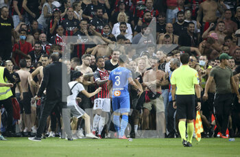 2021-08-22 - Incidents between players of Marseille - among them Alvaro Gonzalez of OM - and supporters of OGC Nice who enter the pitch during the French championship Ligue 1 football match between OGC Nice (OGCN) and Olympique de Marseille (OM) on August 22, 2021 at Allianz Riviera stadium in Nice, France - Photo Jean Catuffe / DPPI - OGC NICE (OGCN) VS OLYMPIQUE DE MARSEILLE (OM) - FRENCH LIGUE 1 - SOCCER