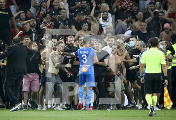 2021-08-22 - Incidents between players of Marseille - among them Alvaro Gonzalez of OM - and supporters of OGC Nice who entered the pitch during the French championship Ligue 1 football match between OGC Nice (OGCN) and Olympique de Marseille (OM) on August 22, 2021 at Allianz Riviera stadium in Nice, France - Photo Jean Catuffe / DPPI - OGC NICE (OGCN) VS OLYMPIQUE DE MARSEILLE (OM) - FRENCH LIGUE 1 - SOCCER