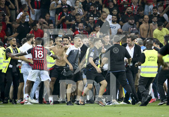 2021-08-22 - Incidents between players of Marseille and supporters of OGC Nice who entered the pitch during the French championship Ligue 1 football match between OGC Nice (OGCN) and Olympique de Marseille (OM) on August 22, 2021 at Allianz Riviera stadium in Nice, France - Photo Jean Catuffe / DPPI - OGC NICE (OGCN) VS OLYMPIQUE DE MARSEILLE (OM) - FRENCH LIGUE 1 - SOCCER