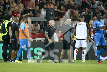 2021-08-22 - Incidents between players of Marseille - here coach of OM Jorge Sampaoli - and supporters of OGC Nice who entered the pitch during the French championship Ligue 1 football match between OGC Nice (OGCN) and Olympique de Marseille (OM) on August 22, 2021 at Allianz Riviera stadium in Nice, France - Photo Jean Catuffe / DPPI - OGC NICE (OGCN) VS OLYMPIQUE DE MARSEILLE (OM) - FRENCH LIGUE 1 - SOCCER