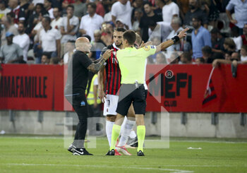 2021-08-22 - Incidents between players of Marseille - here coach of OM Jorge Sampaoli arguing with Referee Benoit Bastien - and supporters of OGC Nice who entered the pitch during the French championship Ligue 1 football match between OGC Nice (OGCN) and Olympique de Marseille (OM) on August 22, 2021 at Allianz Riviera stadium in Nice, France - Photo Jean Catuffe / DPPI - OGC NICE (OGCN) VS OLYMPIQUE DE MARSEILLE (OM) - FRENCH LIGUE 1 - SOCCER