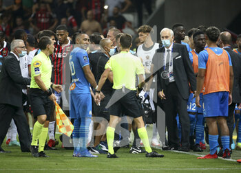 2021-08-22 - Incidents between players of Marseille - among them Dimitri Payet of OM - and supporters of OGC Nice who entered the pitch during the French championship Ligue 1 football match between OGC Nice (OGCN) and Olympique de Marseille (OM) on August 22, 2021 at Allianz Riviera stadium in Nice, France - Photo Jean Catuffe / DPPI - OGC NICE (OGCN) VS OLYMPIQUE DE MARSEILLE (OM) - FRENCH LIGUE 1 - SOCCER