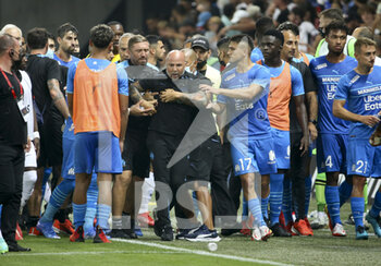 2021-08-22 - Incidents between players of Marseille - here coach of Marseille Jorge Sampaoli being pushed back by his staff and his players - and supporters of OGC Nice who enter the pitch during the French championship Ligue 1 football match between OGC Nice (OGCN) and Olympique de Marseille (OM) on August 22, 2021 at Allianz Riviera stadium in Nice, France - Photo Jean Catuffe / DPPI - OGC NICE (OGCN) VS OLYMPIQUE DE MARSEILLE (OM) - FRENCH LIGUE 1 - SOCCER