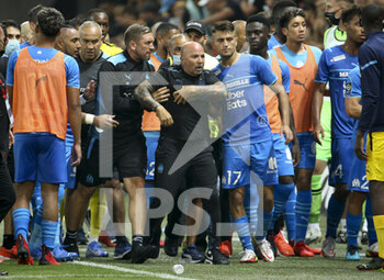 2021-08-22 - Incidents between players of Marseille - here coach of OM Jorge Sampaoli being pushed back by his staff - and supporters of OGC Nice who entered the pitch during the French championship Ligue 1 football match between OGC Nice (OGCN) and Olympique de Marseille (OM) on August 22, 2021 at Allianz Riviera stadium in Nice, France - Photo Jean Catuffe / DPPI - OGC NICE (OGCN) VS OLYMPIQUE DE MARSEILLE (OM) - FRENCH LIGUE 1 - SOCCER