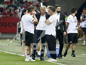 2021-08-22 - President of OGC Nice Jean-Pierre Rivere talks to his coach Christophe Galtier and assistant coach Thierry Oleksiak (left) after the interruption of the match following the incidents between players of Marseille and supporters of Nice who entered the pitch during the French championship Ligue 1 football match between OGC Nice (OGCN) and Olympique de Marseille (OM) on August 22, 2021 at Allianz Riviera stadium in Nice, France - Photo Jean Catuffe / DPPI - OGC NICE (OGCN) VS OLYMPIQUE DE MARSEILLE (OM) - FRENCH LIGUE 1 - SOCCER