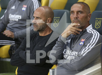 2021-08-27 - Coach of Olympique Lyonnais Peter Bosz, assistant-coach Hendrie Kruzen during the French championship Ligue 1 football match between FC Nantes and Olympique Lyonnais (OL) on August 27, 2021 at Stade de La Beaujoire - Louis Fonteneau in Nantes, France - Photo Jean Catuffe / DPPI - FC NANTES VS OLYMPIQUE LYONNAIS - FRENCH LIGUE 1 - SOCCER