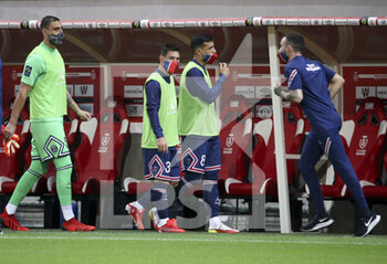 2021-08-29 - Lionel Messi enters the pitch between Gianluigi Donnarumma and Leandro Paredes to sit on the bench before the French championship Ligue 1 football match between Stade de Reims and Paris Saint-Germain on August 29, 2021 at Auguste Delaune stadium in Reims, France - Photo Jean Catuffe / DPPI - STADE DE REIMS VS PARIS SAINT-GERMAIN - FRENCH LIGUE 1 - SOCCER