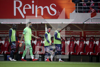 2021-08-29 - Lionel Messi enters the pitch between Gianluigi Donnarumma and Leandro Paredes to sit on the bench before the French championship Ligue 1 football match between Stade de Reims and Paris Saint-Germain on August 29, 2021 at Auguste Delaune stadium in Reims, France - Photo Jean Catuffe / DPPI - STADE DE REIMS VS PARIS SAINT-GERMAIN - FRENCH LIGUE 1 - SOCCER