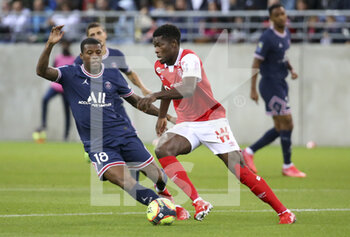 2021-08-29 - Marshall Munetsi of Reims, Georginio Wijnaldum of PSG (left) during the French championship Ligue 1 football match between Stade de Reims and Paris Saint-Germain on August 29, 2021 at Auguste Delaune stadium in Reims, France - Photo Jean Catuffe / DPPI - STADE DE REIMS VS PARIS SAINT-GERMAIN - FRENCH LIGUE 1 - SOCCER