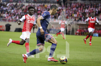 2021-08-29 - Angel Di Maria of PSG, Nathanael Mbuku of Reims (left) during the French championship Ligue 1 football match between Stade de Reims and Paris Saint-Germain on August 29, 2021 at Auguste Delaune stadium in Reims, France - Photo Jean Catuffe / DPPI - STADE DE REIMS VS PARIS SAINT-GERMAIN - FRENCH LIGUE 1 - SOCCER