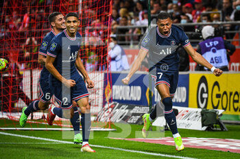 2021-08-29 - Kylian MBAPPE of PSG celebrate his goal with Achraf HAKIMI of PSG and Marco VERRATTI of PSG during the French championship Ligue 1 football match between Stade de Reims and Paris Saint-Germain on August 29, 2021 at Auguste Delaune stadium in Reims, France - Photo Matthieu Mirville / DPPI - STADE DE REIMS VS PARIS SAINT-GERMAIN - FRENCH LIGUE 1 - SOCCER