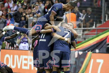 2021-08-29 - Kylian Mbappe of PSG celebrates his goal with Thilo Kehrer and teammates during the French championship Ligue 1 football match between Stade de Reims and Paris Saint-Germain on August 29, 2021 at Auguste Delaune stadium in Reims, France - Photo Jean Catuffe / DPPI - STADE DE REIMS VS PARIS SAINT-GERMAIN - FRENCH LIGUE 1 - SOCCER