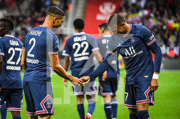 2021-08-29 - Kylian MBAPPE of PSG celebrate his goal with Achraf HAKIMI of PSG during the French championship Ligue 1 football match between Stade de Reims and Paris Saint-Germain on August 29, 2021 at Auguste Delaune stadium in Reims, France - STADE DE REIMS VS PARIS SAINT-GERMAIN - FRENCH LIGUE 1 - SOCCER