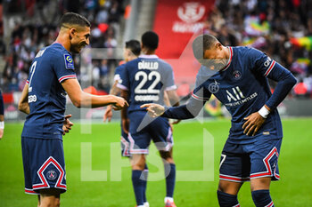 2021-08-29 - Kylian MBAPPE of PSG celebrate his goal with Achraf HAKIMI of PSG during the French championship Ligue 1 football match between Stade de Reims and Paris Saint-Germain on August 29, 2021 at Auguste Delaune stadium in Reims, France - STADE DE REIMS VS PARIS SAINT-GERMAIN - FRENCH LIGUE 1 - SOCCER