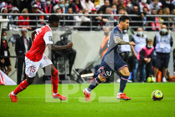 2021-08-29 - Marshall MUNETSI of Reims and Lionel (Leo) MESSI of PSG during the French championship Ligue 1 football match between Stade de Reims and Paris Saint-Germain on August 29, 2021 at Auguste Delaune stadium in Reims, France - STADE DE REIMS VS PARIS SAINT-GERMAIN - FRENCH LIGUE 1 - SOCCER