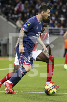2021-08-29 - Lionel Messi of PSG, Marshall Munetsi of Reims during the French championship Ligue 1 football match between Stade de Reims and Paris Saint-Germain on August 29, 2021 at Auguste Delaune stadium in Reims, France - Photo Jean Catuffe / DPPI - STADE DE REIMS VS PARIS SAINT-GERMAIN - FRENCH LIGUE 1 - SOCCER