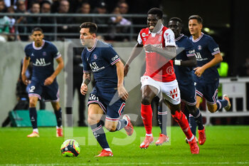 2021-08-29 - Lionel (Leo) MESSI of PSG and Marshall MUNETSI of Reims during the French championship Ligue 1 football match between Stade de Reims and Paris Saint-Germain on August 29, 2021 at Auguste Delaune stadium in Reims, France - Photo Matthieu Mirville / DPPI - STADE DE REIMS VS PARIS SAINT-GERMAIN - FRENCH LIGUE 1 - SOCCER