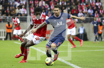2021-08-29 - Lionel Messi of PSG, Marshall Munetsi of Reims (left) during the French championship Ligue 1 football match between Stade de Reims and Paris Saint-Germain on August 29, 2021 at Auguste Delaune stadium in Reims, France - Photo Jean Catuffe / DPPI - STADE DE REIMS VS PARIS SAINT-GERMAIN - FRENCH LIGUE 1 - SOCCER