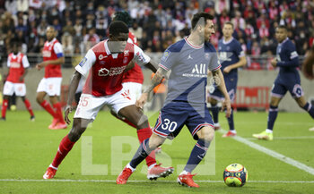 2021-08-29 - Lionel Messi of PSG, Marshall Munetsi of Reims (left) during the French championship Ligue 1 football match between Stade de Reims and Paris Saint-Germain on August 29, 2021 at Auguste Delaune stadium in Reims, France - Photo Jean Catuffe / DPPI - STADE DE REIMS VS PARIS SAINT-GERMAIN - FRENCH LIGUE 1 - SOCCER