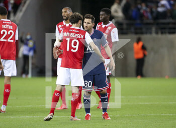 2021-08-29 - Lionel Messi of PSG salutes Mitchell Van Bergen of Reims following the French championship Ligue 1 football match between Stade de Reims and Paris Saint-Germain on August 29, 2021 at Auguste Delaune stadium in Reims, France - Photo Jean Catuffe / DPPI - STADE DE REIMS VS PARIS SAINT-GERMAIN - FRENCH LIGUE 1 - SOCCER
